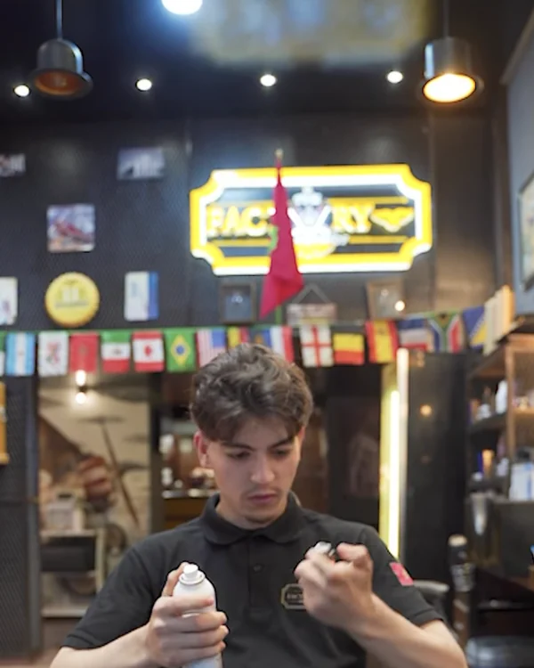 Barber Shop Factory, ambiance du salon avec l'enseigne néon