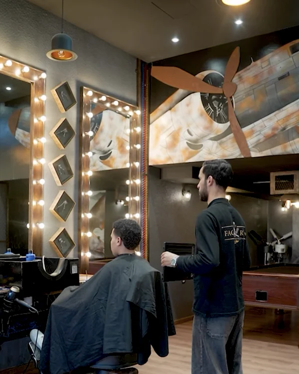 Coupe en cours dans le salon Barber Shop Factory