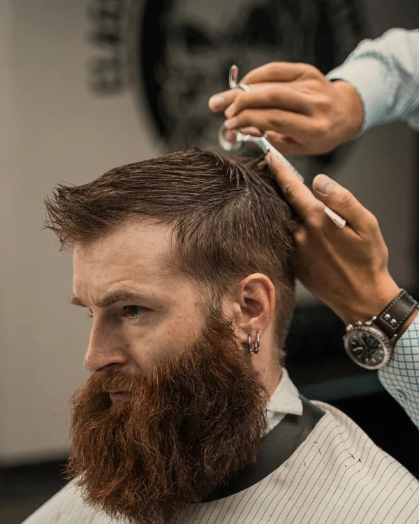 Taille de barbe aux ciseaux chez un barbier