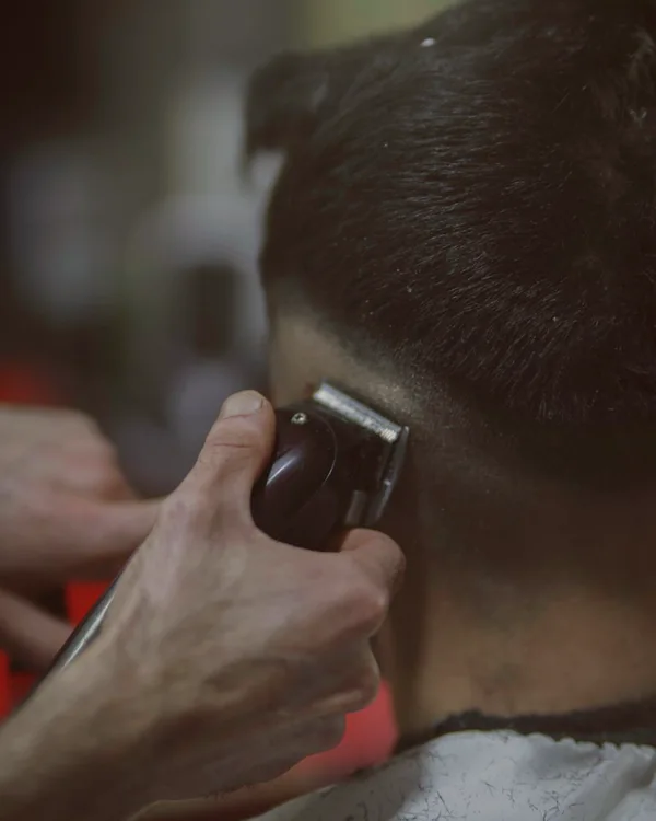 Dégradé réalisé à la tondeuse chez un barbier