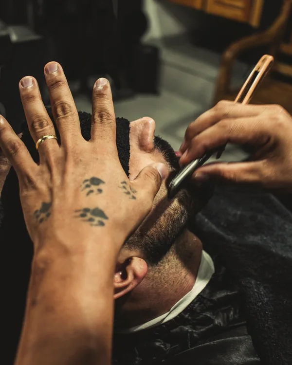 Rasage au rasoir droit chez un barbier